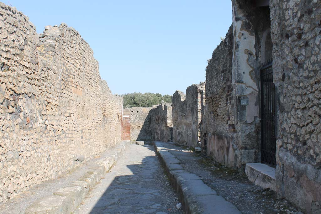 Vicolo della Regina, Pompeii. October 2020. Looking east from near VIII.2.23, in the year of the pandemic. 
Photo courtesy of Klaus Heese.
