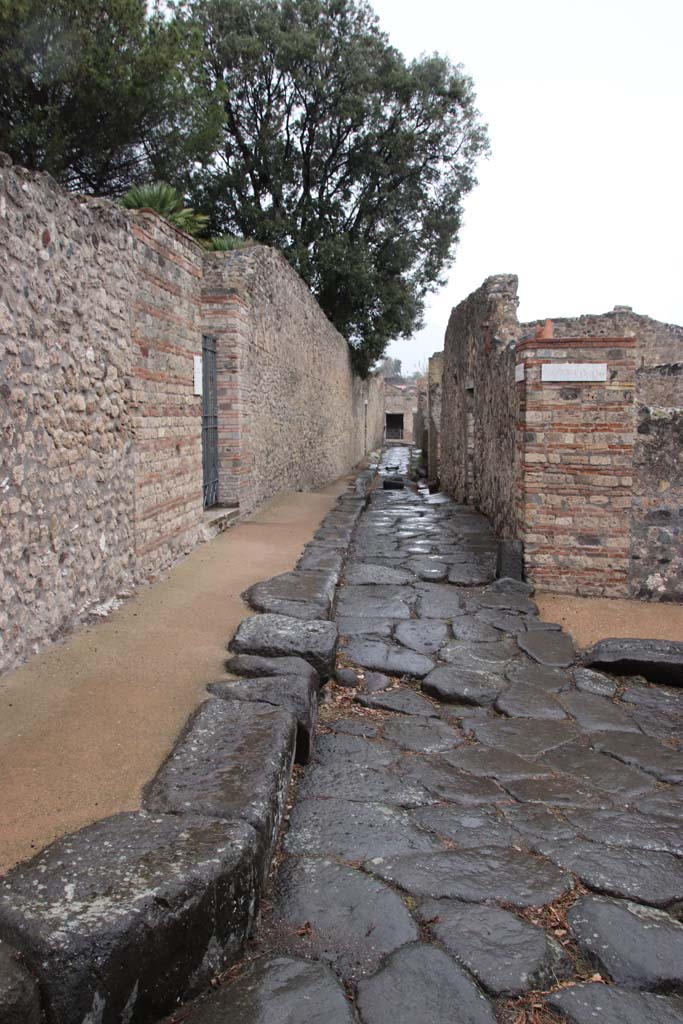 Vicolo della Regina. October 2020. Looking north to junction with Vicolo dei Dodici Dei, between VIII.3 and VIII.6.
Photo courtesy of Klaus Heese.
