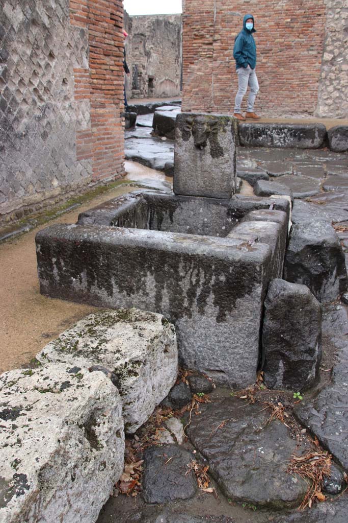 Vicolo della Regina, Pompeii, (turns to the left, behind the fountain). October 2020.
Looking west, in the year of the pandemic. Photo courtesy of Klaus Heese.

