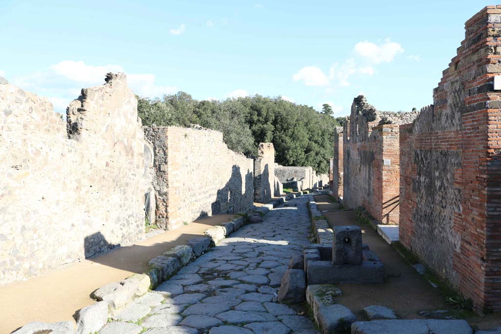 Vicolo della Regina, Pompeii. December 2018. Looking east from junction with Vicolo dei Dodici Dei. Photo courtesy of Aude Durand.