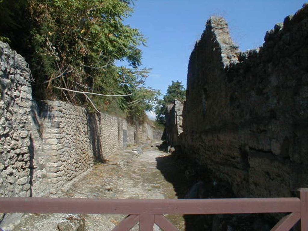 Vicolo delle Nozze d’Argento. Looking east from crossroads with Via del Vesuvio. September 2004.