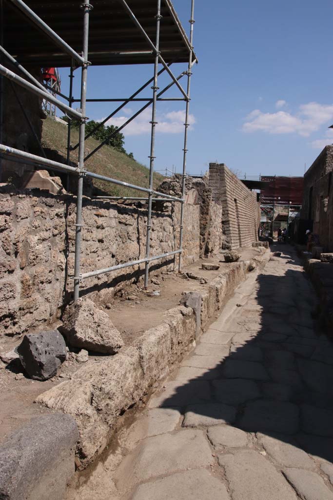 Vicolo delle Nozze d’Argento, north side. September 2021. 
Looking east from junction with V.7.1, Casa degli Amorini, (centre left). Photo courtesy of Klaus Heese.
