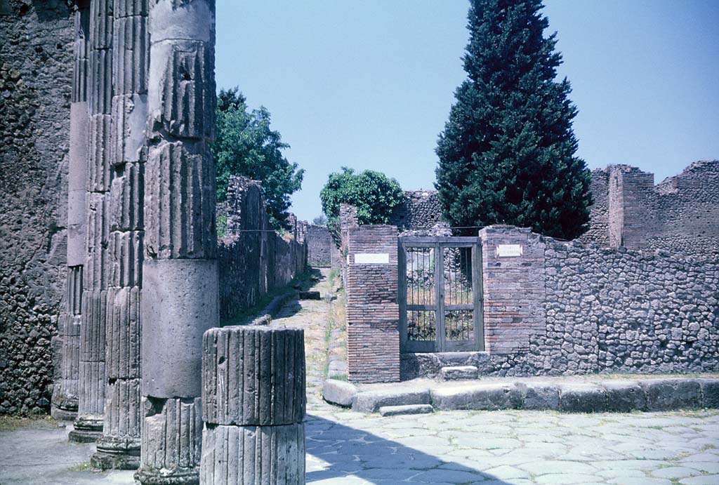 Vicolo delle Pareti Rosse, (centre left), Pompeii. June 1962.
Looking west from outside the entrance to the Triangular Forum across junction with Via dei Teatri (on right). Photo courtesy of Rick Bauer.

