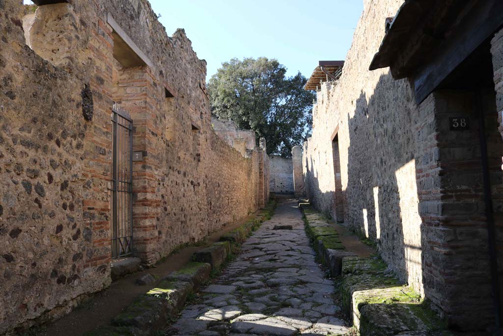 Vicolo delle Pareti Rosse, Pompeii. December 2018. 
Looking west between VIII.6.7, on left, and VIII.5.38, on right. Photo courtesy of Aude Durand.
