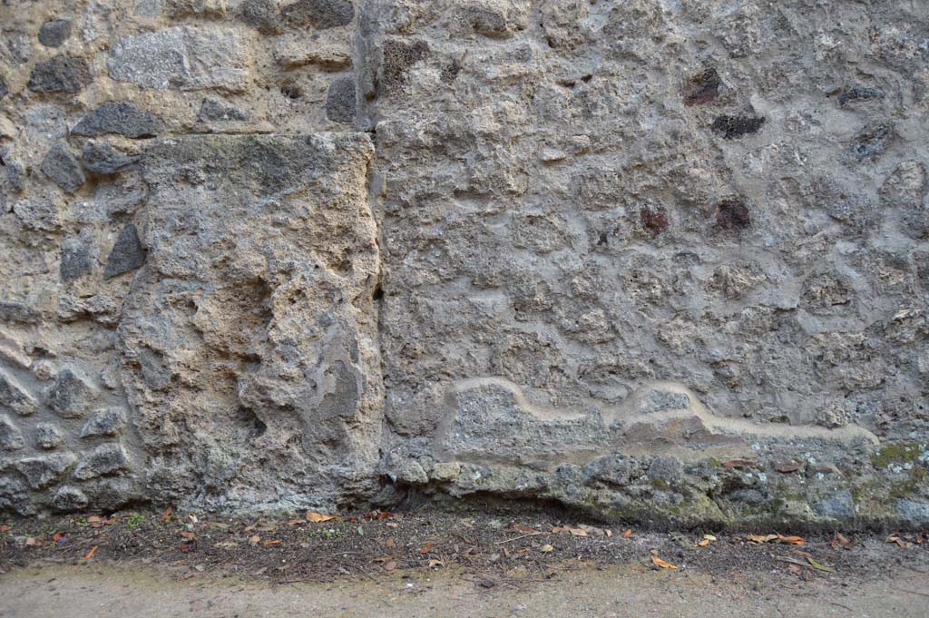 Vicolo delle Pareti Rosse, south side. October 2018. 
Separation in street exterior wall showing east end of rear wall of VIII.6.3, on right. 
Foto Taylor Lauritsen, ERC Grant 681269 DÉCOR.

