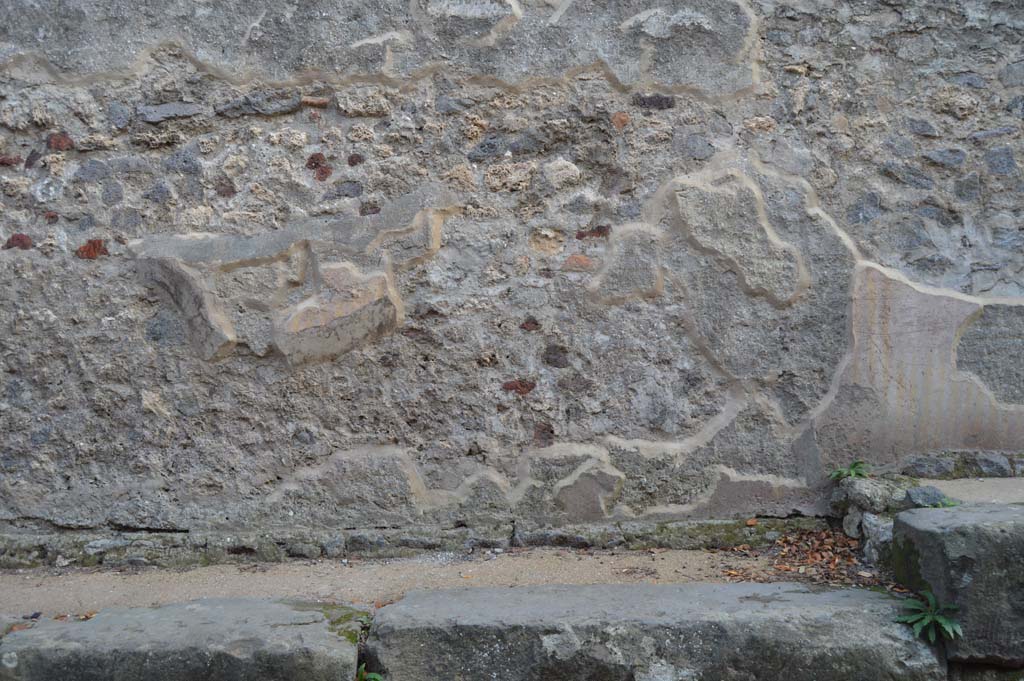 Vicolo delle Pareti Rosse, south side. October 2018. Rear wall of VIII.6.3 with remaining plaster, and step in roadway.
Foto Taylor Lauritsen, ERC Grant 681269 DÉCOR.
