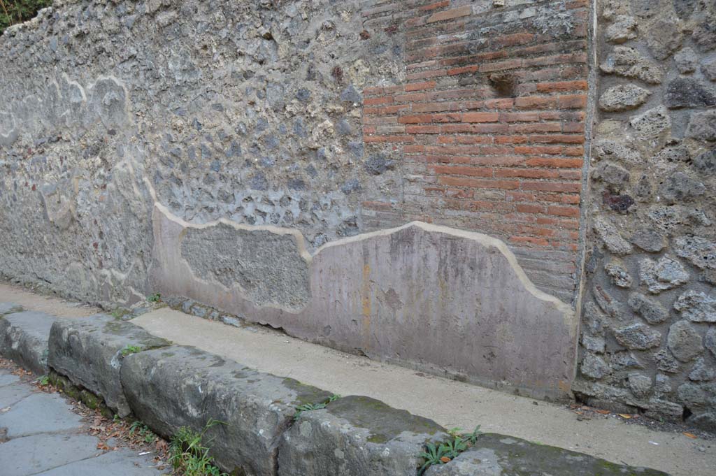 Vicolo delle Pareti Rosse, south side. October 2018. Painted stucco from east side of blocked doorway, on right.
Foto Taylor Lauritsen, ERC Grant 681269 DÉCOR.

