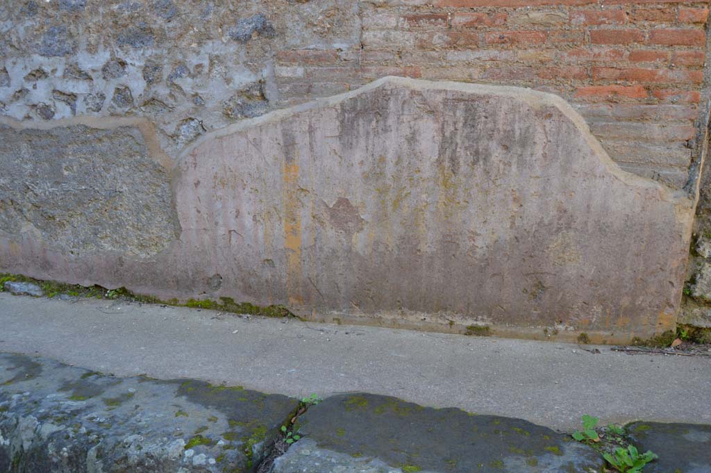 Vicolo delle Pareti Rosse, south side. March 2019. Detail of painted decoration from east side of blocked dooorway.   
Foto Taylor Lauritsen, ERC Grant 681269 DÉCOR
