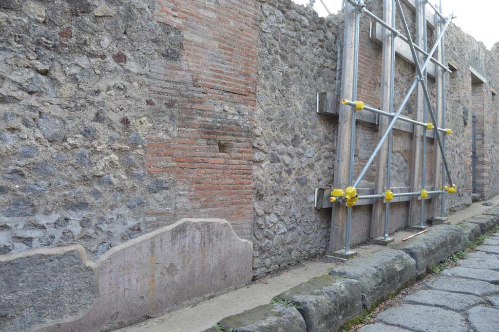 Vicolo delle Pareti Rosse, south side, Pompeii. October 2018. 
Looking west along rear wall of VIII.6.3 with blocked doorway, towards VIII.6.7, on right.   
Foto Taylor Lauritsen, ERC Grant 681269 DÉCOR.
