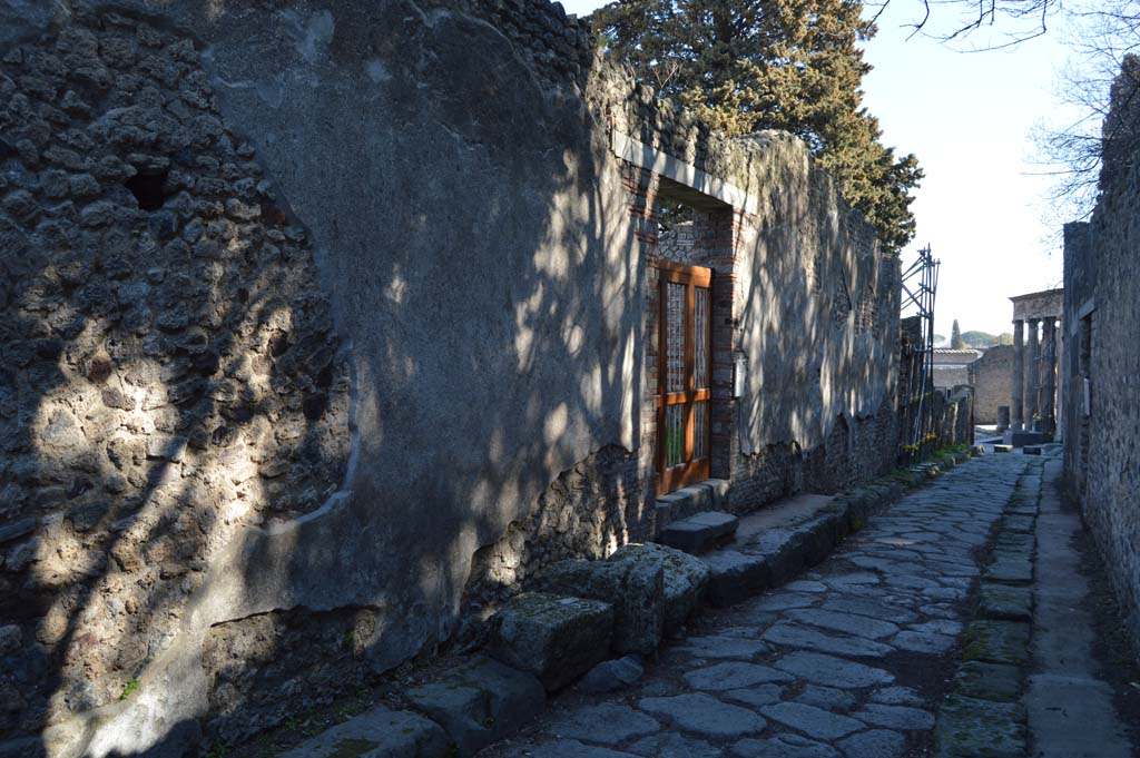 Vicolo delle Pareti Rosse, north side, Pompeii. March 2019. Looking east towards junction with Via dei Teatri.
Foto Taylor Lauritsen, ERC Grant 681269 DÉCOR.
