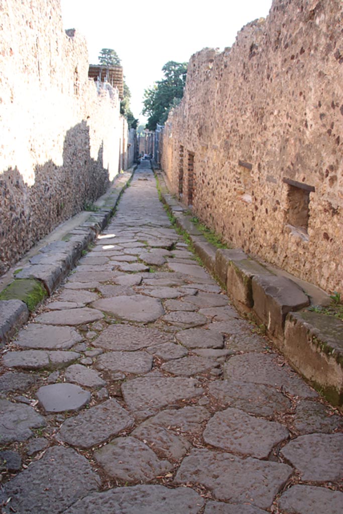 Vicolo delle Pareti Rosse, Pompeii. October 2022.  
Looking east from junction with Vicolo dei Dodici Dei. Photo courtesy of Klaus Heese. 

