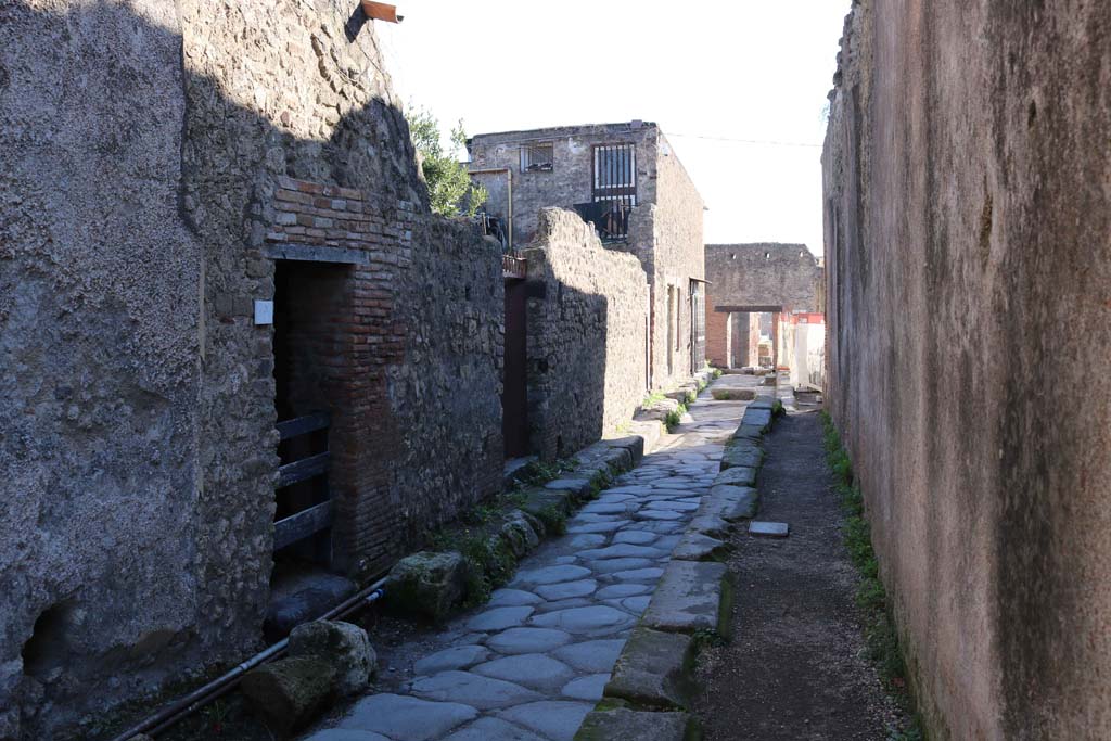 Vicolo delle Terme, Pompeii. December 2018. Looking south from near VII.6.18, on right. Photo courtesy of Aude Durand.