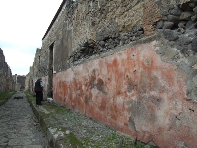 Vicolo di Balbo, south side, Pompeii. December 2018. 
Looking south towards structure on pavement near doorway to IX.1.30, on right. Photo courtesy of Aude Durand.
