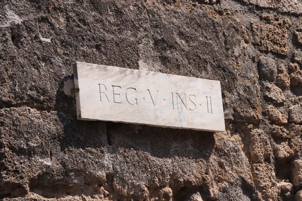 Vicolo di Cecilio Giocondo, east side. September 2021. Region and identification plaque. Photo courtesy of Klaus Heese.