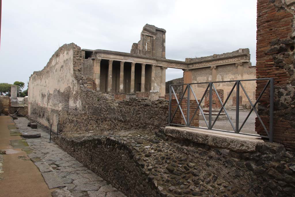 Vicolo di Championnet, north side. October 2020. Entrance to the Basilica, on right. Photo courtesy of Klaus Heese.

