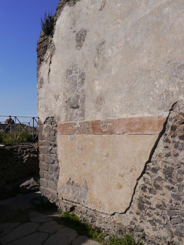 Vicolo di Championnet between VIII.2 and VIII.1. October 2017.
Looking east towards remaining decoration on north wall of roadway, the exterior south wall of Basilica.
Foto Taylor Lauritsen, ERC Grant 681269 DÉCOR.
