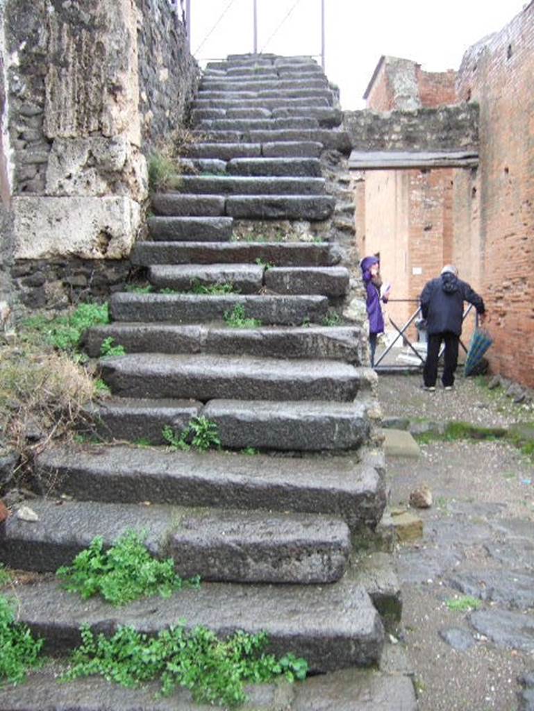 Vicolo di Championnet. Looking east at stone steps to upper gallery of the colonnade above the Forum. December 2005.