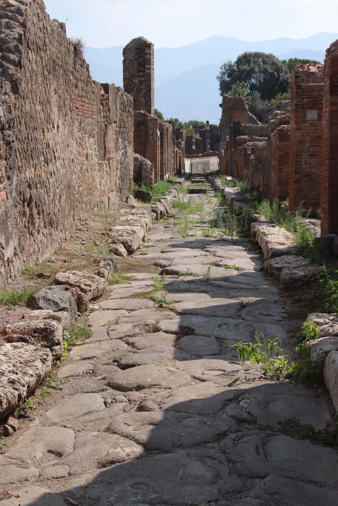 Vicolo di Eumachia between VII.12 and VII.9. September 2017. Looking south from junction with Via degli Augustali.
Photo courtesy of Klaus Heese.
