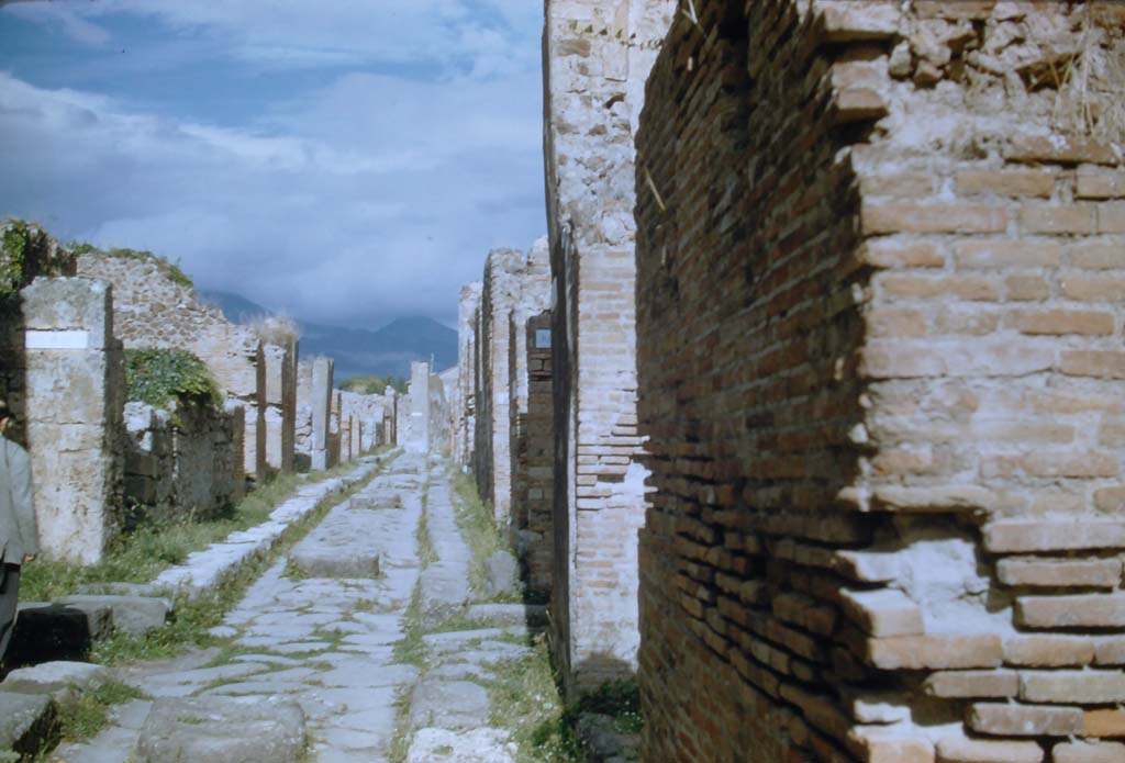 Vicolo di Eumachia, Pompeii. November 1958. Looking north towards junction with Vicolo degli Scheletri, on left.
Photo courtesy of Rick Bauer.
