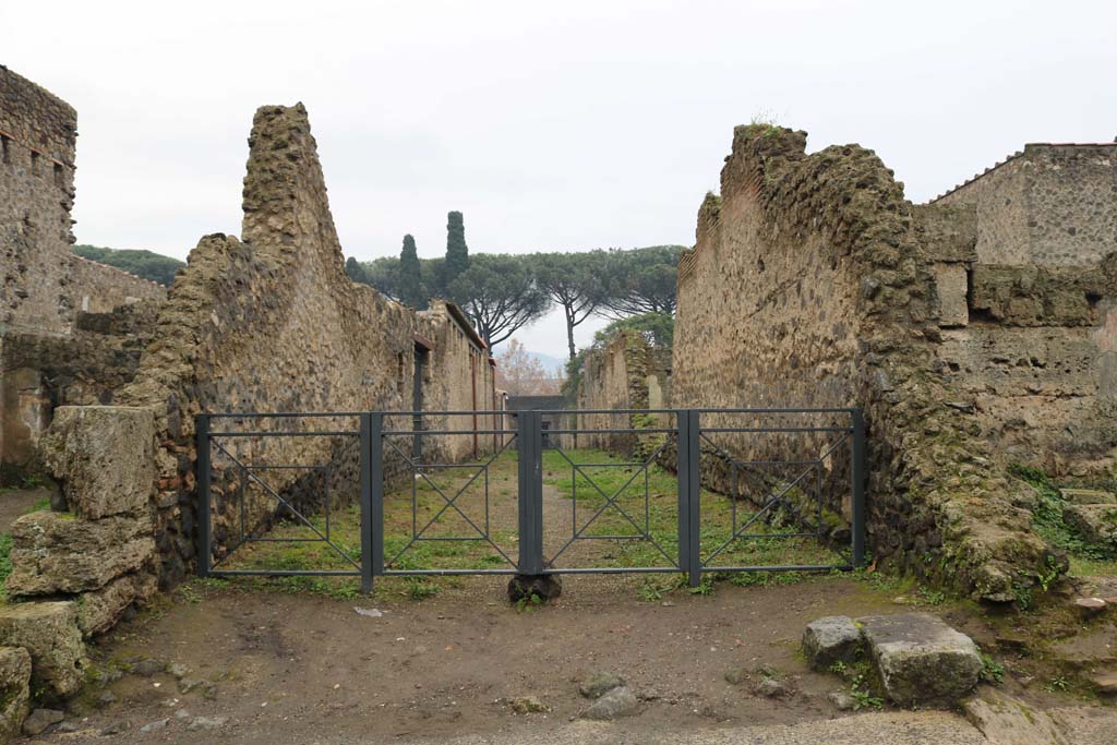 Vicolo di Giulia Felice, December 2018. Looking south between II.4 and II.3. Photo courtesy of Aude Durand.