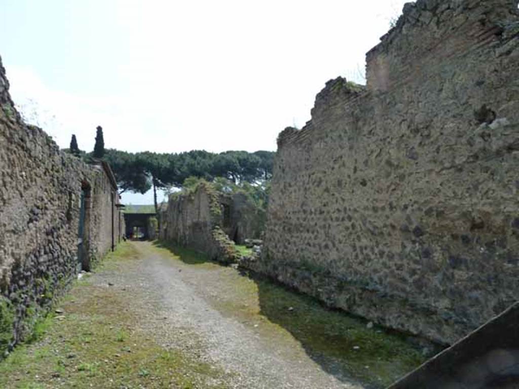 Vicolo di Giulia Felice, May 2010. Looking south along west side.