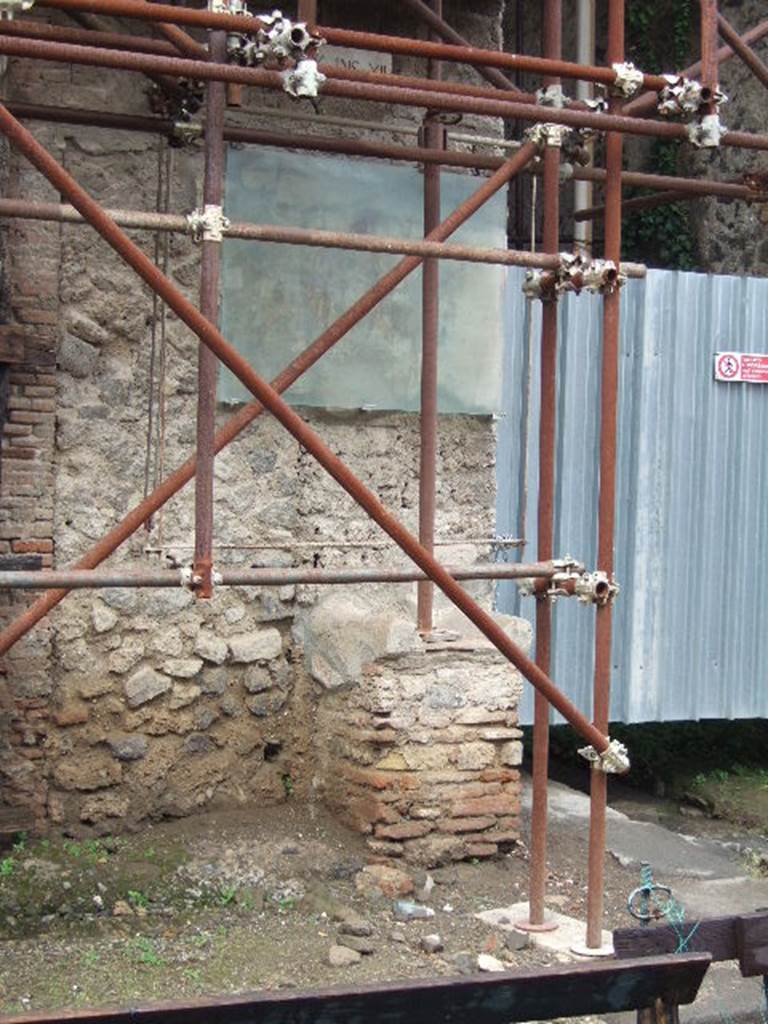 Vicolo di Giulio Polibio, Pompeii, between IX.12 and IX.13. December 2005. 
Street altar on west corner of junction at IX.12.7. 
