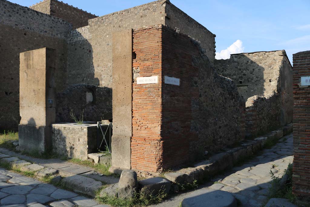 Vicolo di Mercurio, on right. December 2018. 
Looking north-east from Via Consolare towards north corner with VI.2.1, on left. Photo courtesy of Aude Durand.
