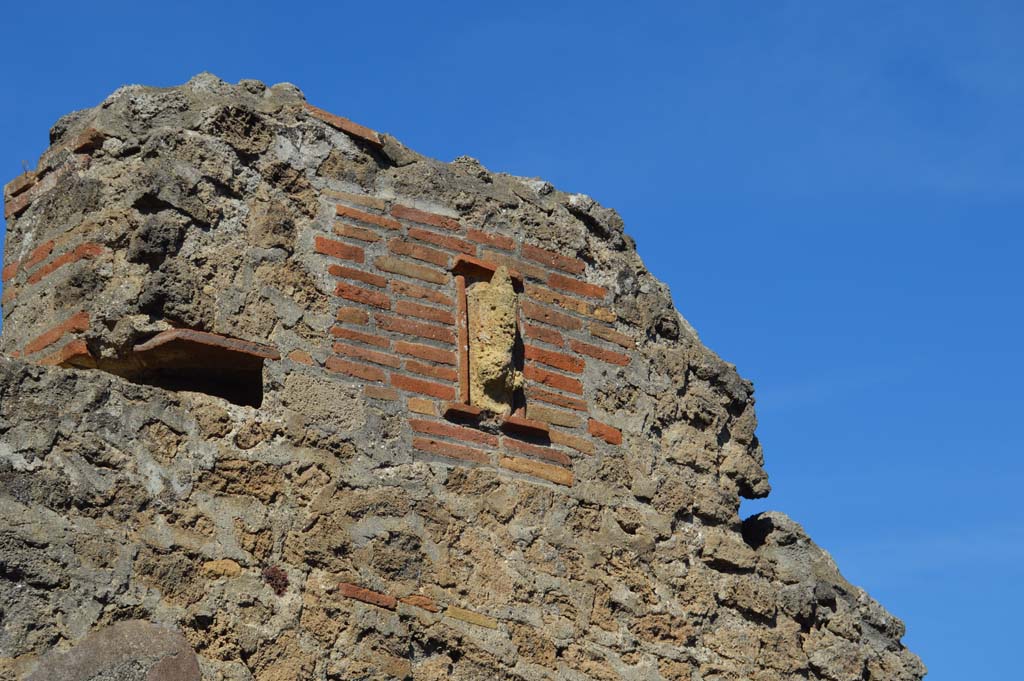 Vicolo di Mercurio, Pompeii. October 2017. Upper front façade of VI.5.16 on Vicolo di Mercurio, with phallus plaque.
Foto Taylor Lauritsen, ERC Grant 681269 DÉCOR.
