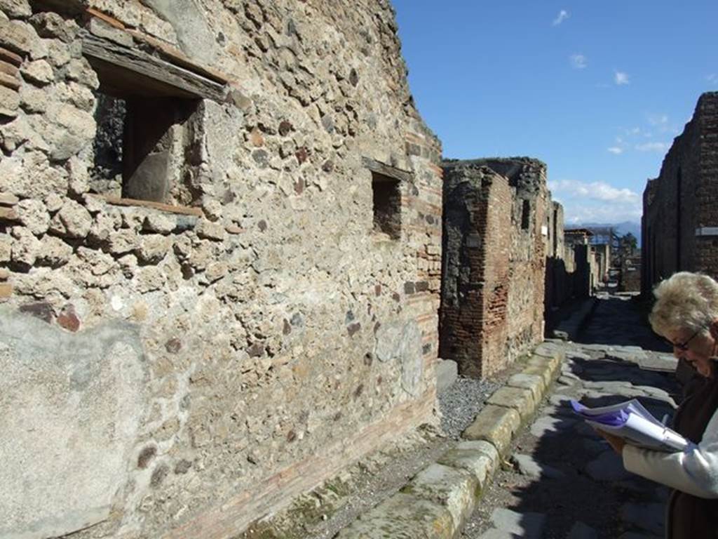 Vicolo di Mercurio. March 2009. Looking east from VI.5.15/16 towards the junction with Vicolo della Fullonica.  


