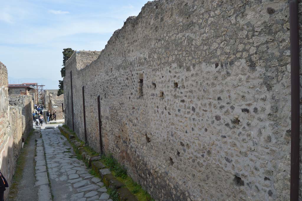 Vicolo di Mercurio, Pompeii. March 2019. Looking east along rear side wall of VI.8.24, towards junction with Via di Mercurio.
Foto Taylor Lauritsen, ERC Grant 681269 DÉCOR.

