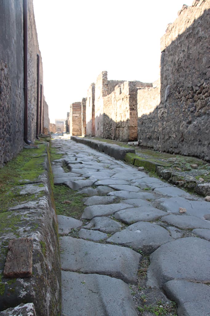 Vicolo di Mercurio, Pompeii. October 2022. 
Looking west from junction with Via di Mercurio. Photo courtesy of Klaus Heese.
