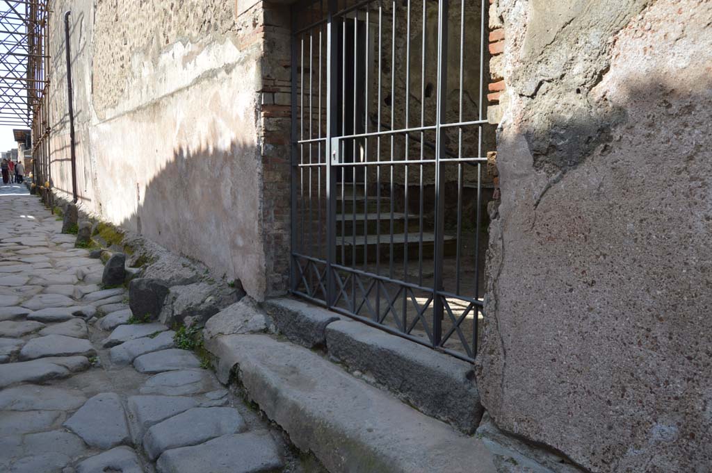 Vicolo di Mercurio, north side, Pompeii. March 2019. Looking west along south side of Insula VI.15, near doorway at VI.15.27.
Foto Taylor Lauritsen, ERC Grant 681269 DÉCOR
