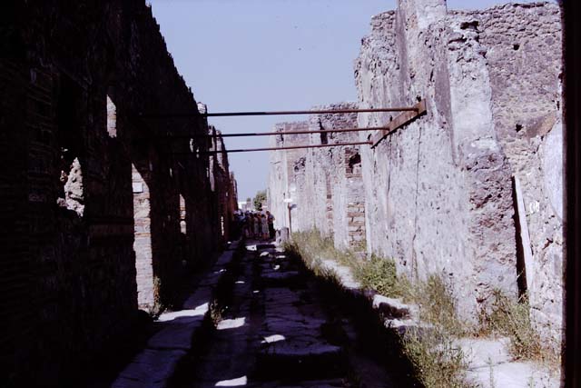 Vicolo di Mercurio between VI.14 and VI.16. October 2020. 
Looking west from crossroads with Via del Vesuvio (Via Stabiana) in the year of the pandemic.
Photo courtesy of Klaus Heese. 
