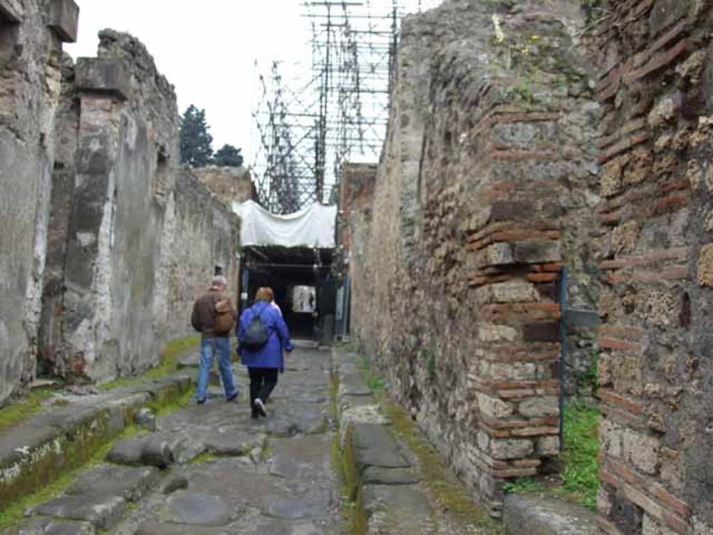 Vicolo di Mercurio, May 2010. Looking west between VI.14 and VI.16.