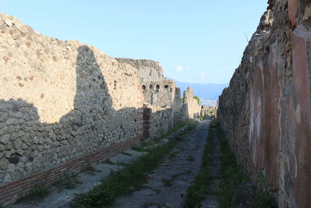 Vicolo di Modesto, Pompeii. December 2018. 
Looking north between VI.2 and VI.5, from VI.2.28 on left. Photo courtesy of Aude Durand.
