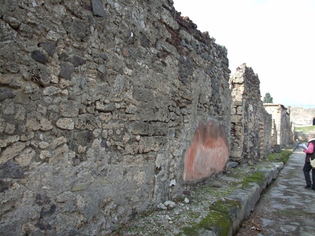 Vicolo di Modesto. West side. Looking north past outside wall of VI.2.25. December 2007.