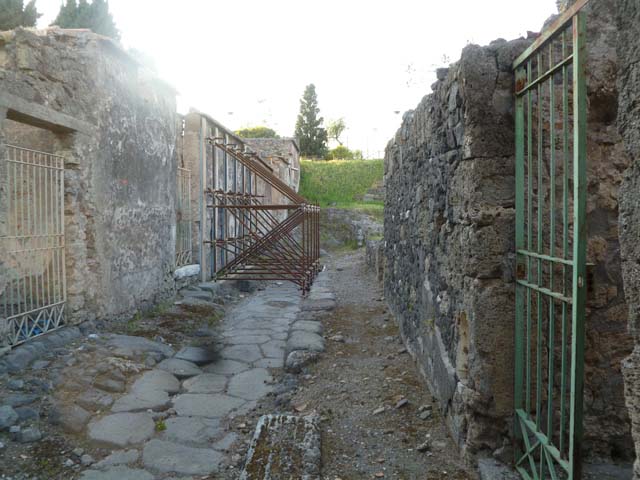 Vicolo di Narciso between VI.1 and VI.2. May 2011. Looking north to junction with city walls from near VI.2.16. 
