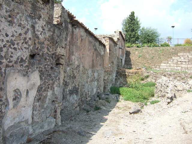 North end of Vicolo di Narciso. September 2005. Looking east from end of Vicolo along agger or ramparts of city wall behind VI.2. 
