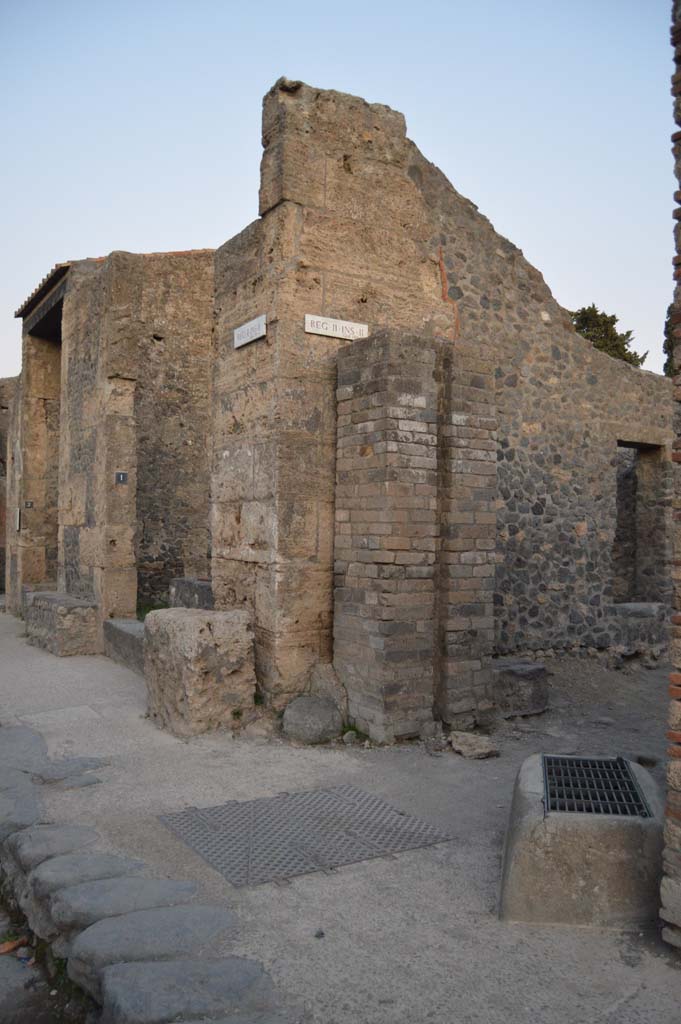 Vicolo di Octavius Quartio, Pompeii. October 2017. 
Looking south-east towards water column at junction of vicolo with Via dell’Abbondanza, south side.
Foto Taylor Lauritsen, ERC Grant 681269 DÉCOR.

