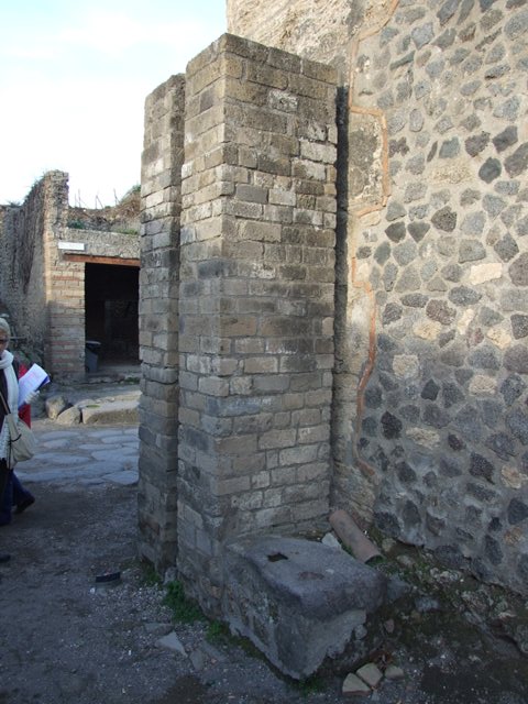 Vicolo di Octavius Quartio, east side. December 2005. Water column. Looking south from junction. 