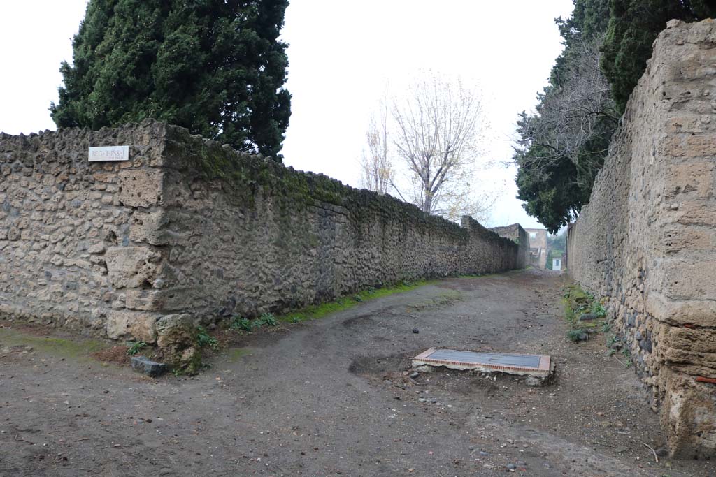 Vicolo di Octavius Quartio. West corner of junction with Via di Castricio near II.1.8. December 2006.