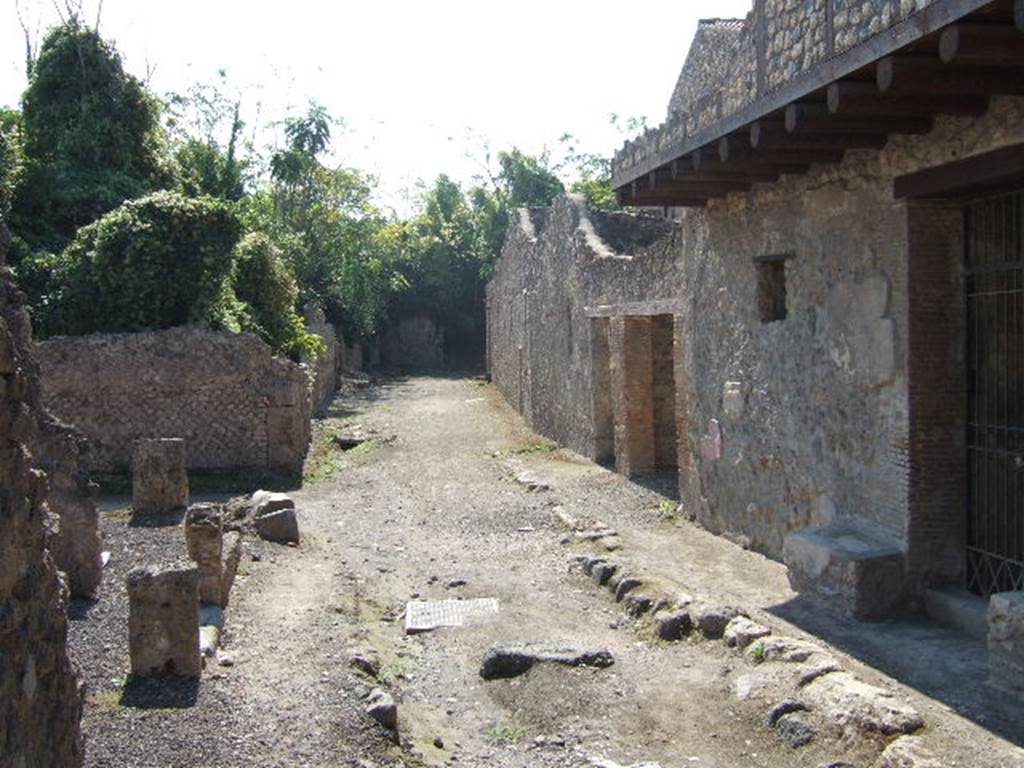 Vicolo di Paquius Proculus between I.7 and I.10. Looking south to junction with Via di Castricio (on left). September 2005.