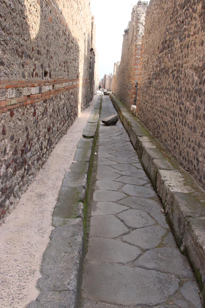 Vicolo di Tesmo Pompeii, between IX.5 and IX.4. October 2022.
Looking south. Photo courtesy of Klaus Heese.
