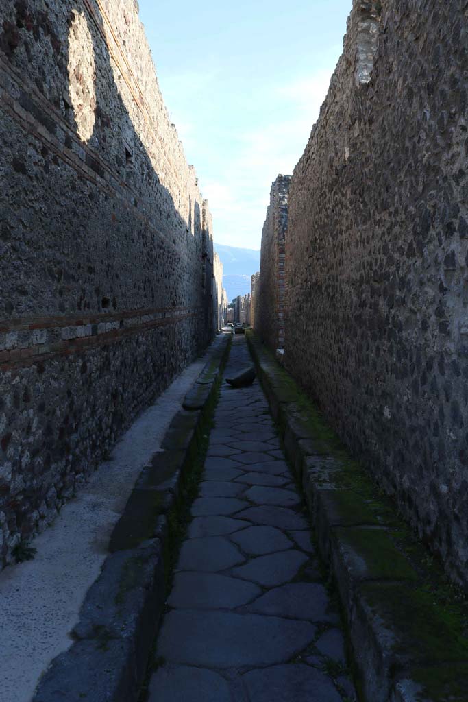 Vicolo di Tesmo, Pompeii. December 2018. 
Looking south from junction with Via di Nola. Photo courtesy of Aude Durand.
