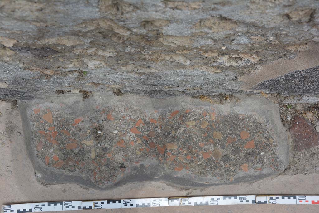 Vicolo di Tesmo, east side, Pompeii. May 2017. Detail of pavement near wall of IX.5.18/19/20/21.
Foto Christian Beck, ERC Grant 681269 DÉCOR.

