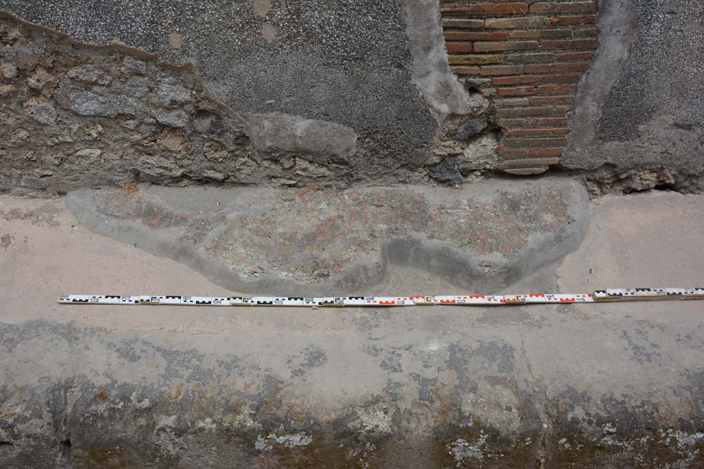 Vicolo di Tesmo, east side, Pompeii. May 2017. Detail of pavement near wall of IX.5.18/19.
Foto Christian Beck, ERC Grant 681269 DÉCOR.
