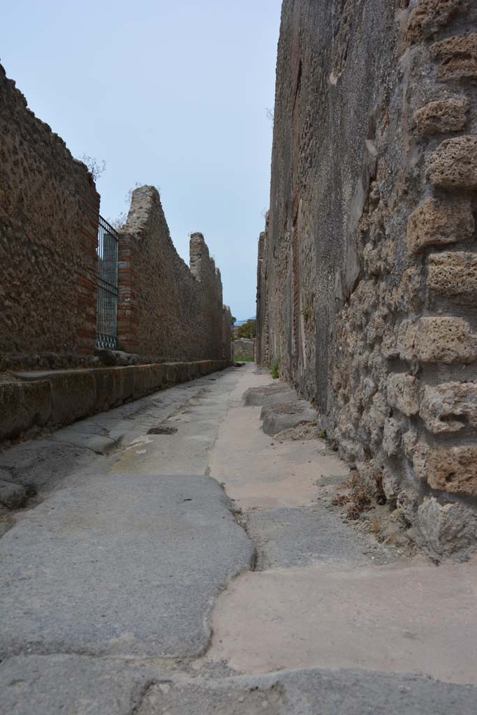 Vicolo di Tesmo, east side, Pompeii. May 2017. 
Looking north along west side of IX.5 from corner junction.
Foto Christian Beck, ERC Grant 681269 DÉCOR.
