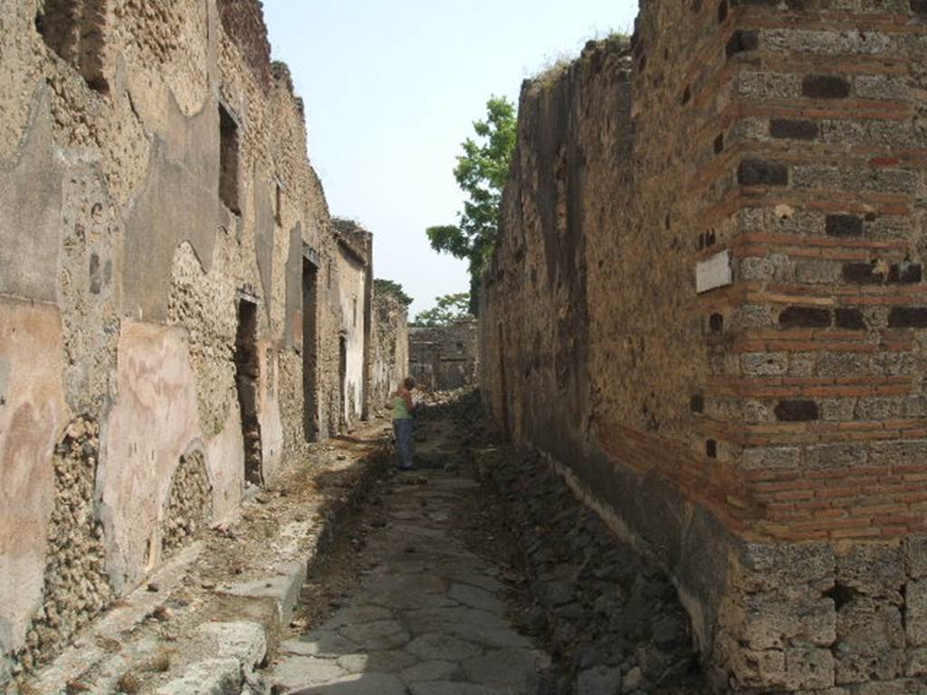 Unnamed vicolo between IX.5 and IX.6. Looking east from the junction with Vicolo di Tesmo. May 2005.