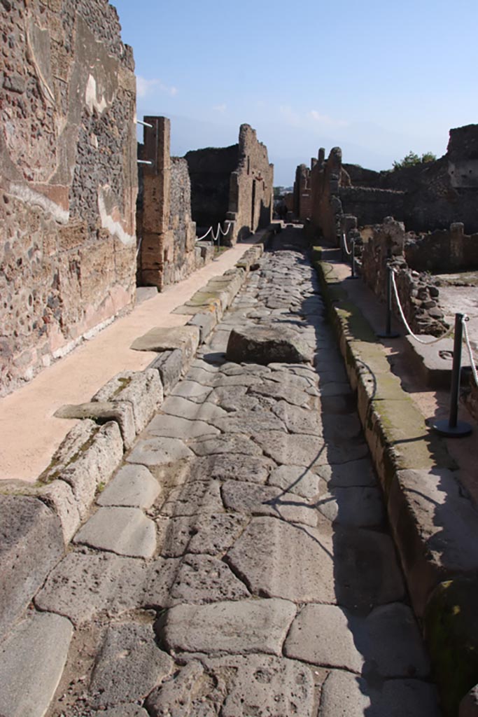 Vicolo di Tesmo between IX.6 and IX.3. Pompeii. October 2022.
Looking south between IX.6, on left, and IX.3, on right. Photo courtesy of Klaus Heese. 

