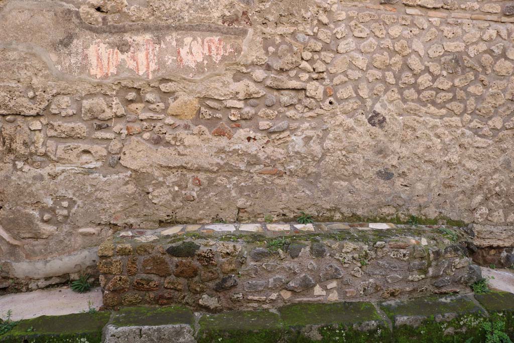 Vicolo di Tesmo, Pompeii. December 2018. Graffiti on wall above seat outside IX.3.20. Photo courtesy of Aude Durand. 